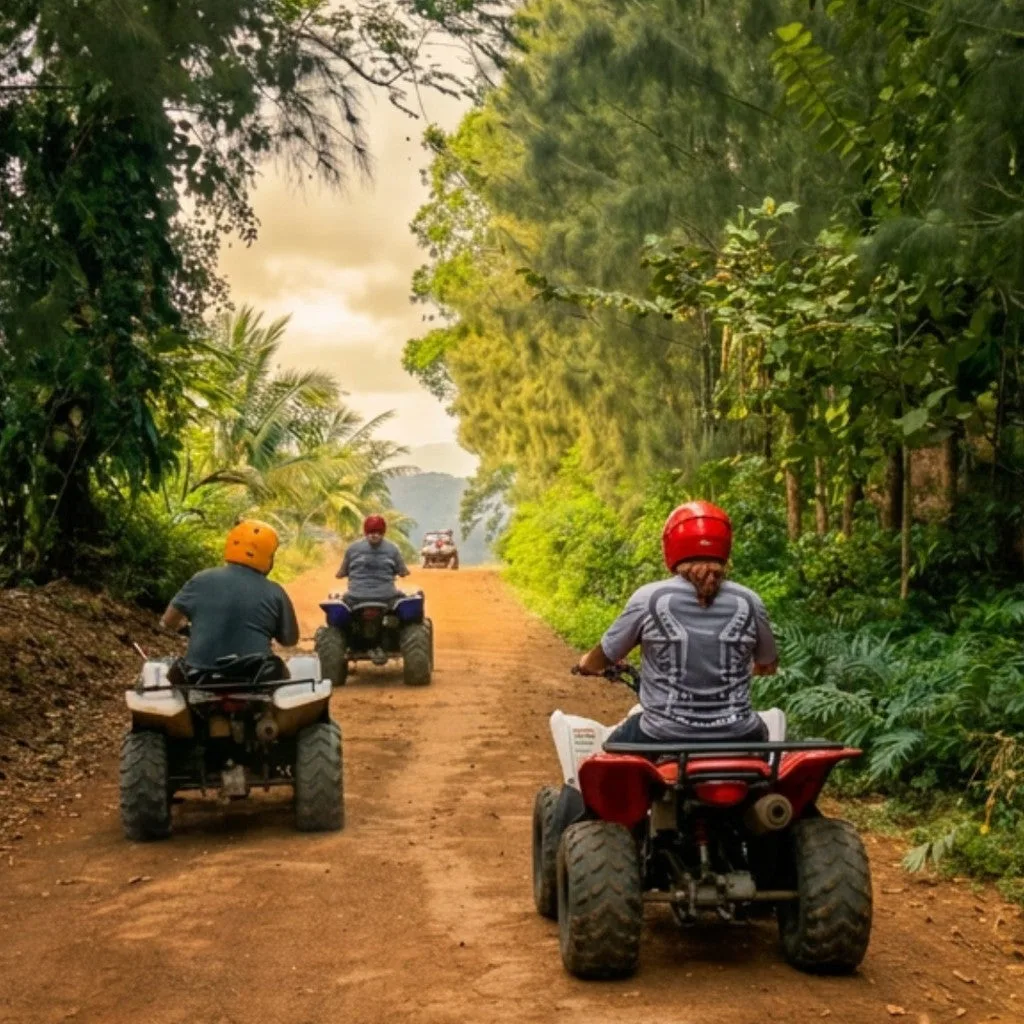 Piloti con caschi in sella a quad che scendono lungo una strada sterrata arancione illuminata dal sole