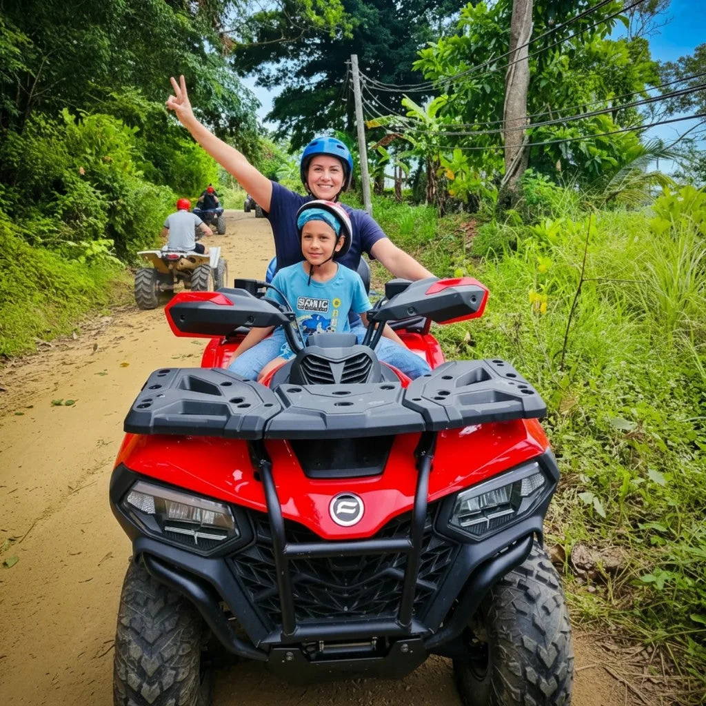 Due persone su un quad rosso lungo una strada nella giungla, una delle quali saluta