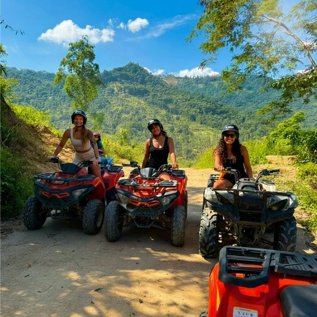 Tre piloti su quad rossi e neri su una pista di terra battuta