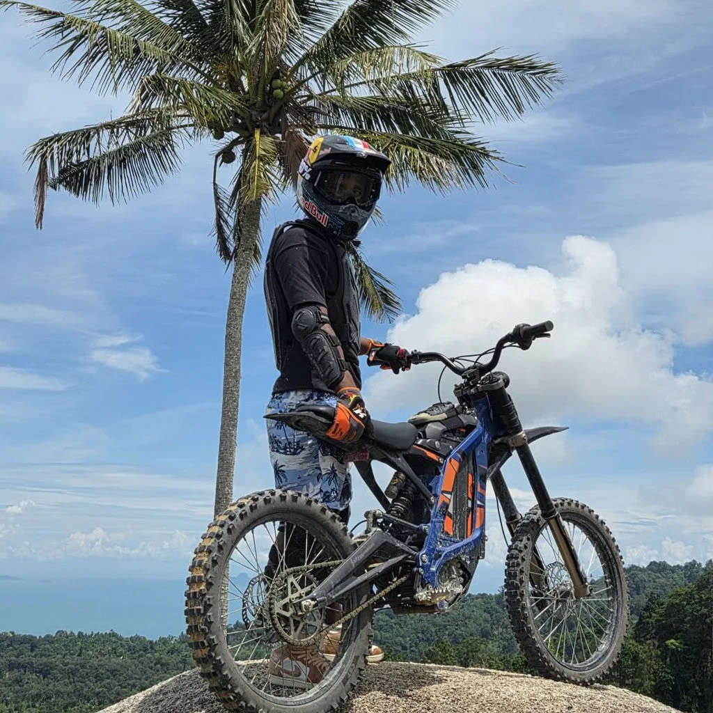 Electric Dirt Bike Tour 3 Hours Koh Samui – pilota e moto da cross elettrica sotto una palma in un punto panoramico