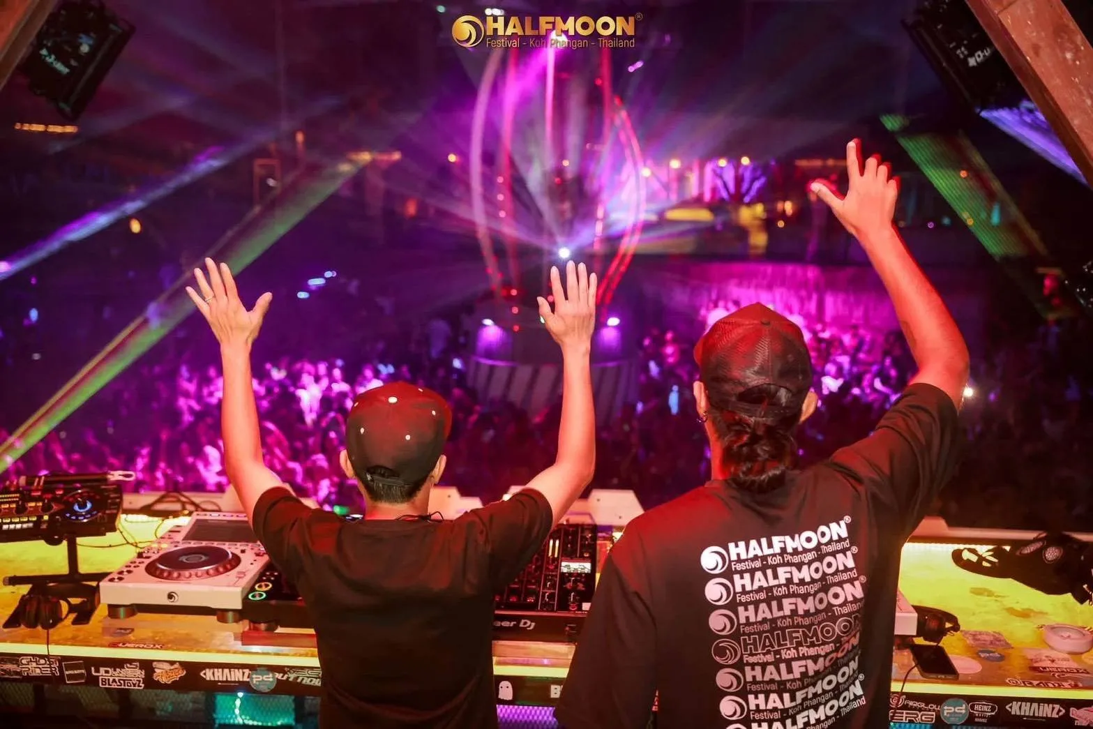Halfmoon Party Koh Phangan – two DJs with raised hands behind the decks