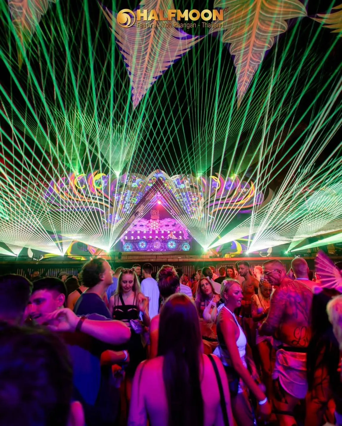 Halfmoon Party Koh Phangan – green laser show above the dancing crowd
