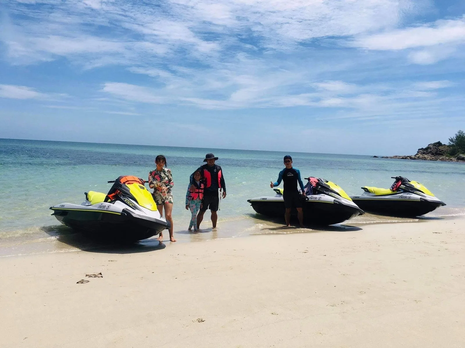 Pacchetto sport acquatici 1 a Koh Samui – moto d'acqua su una spiaggia di sabbia bianca con i conducenti