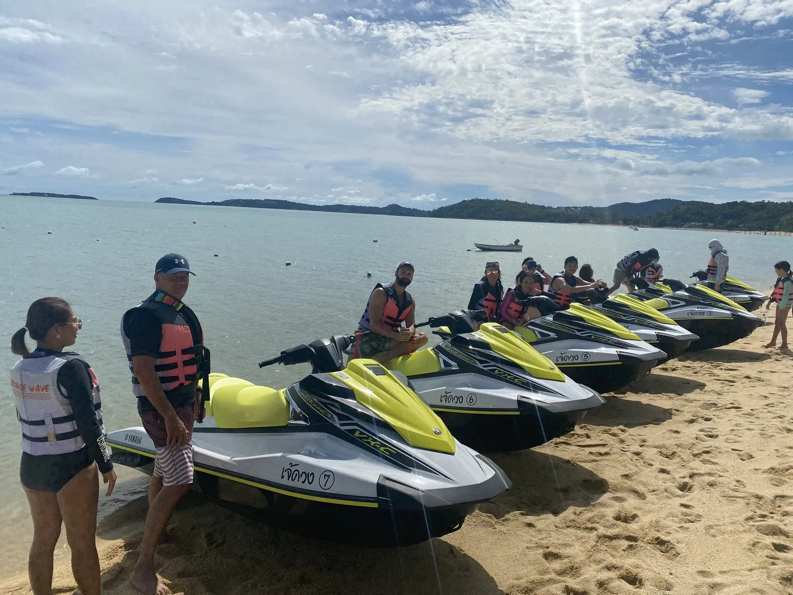 Pacchetto sport acquatici 1 a Koh Samui – flotta di moto d'acqua e istruttori sulla spiaggia