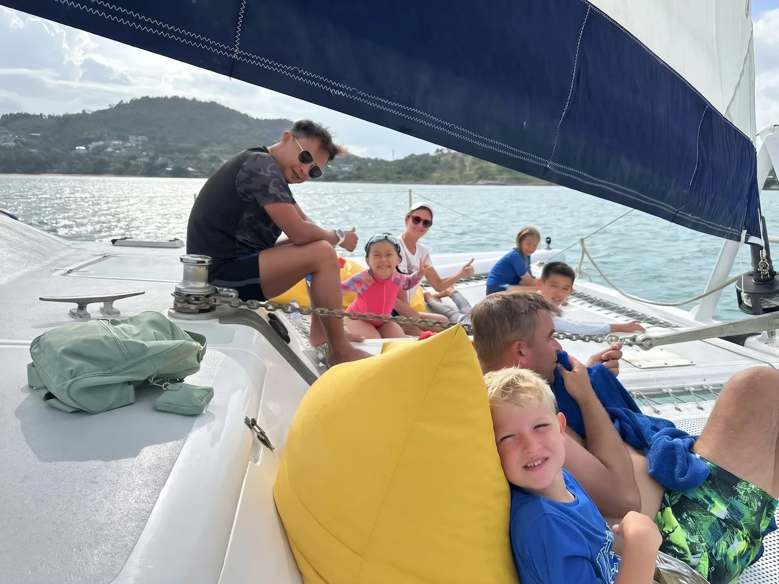 Noleggio privato di lusso di catamarano a Koh Samui – famiglia che si rilassa sul trampolino del catamarano a vela
