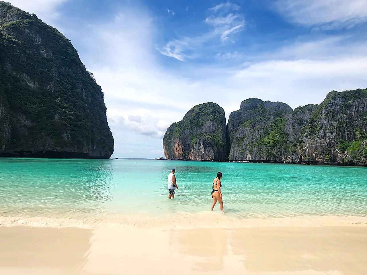 White sand beach of Maya Bay below the cliffs