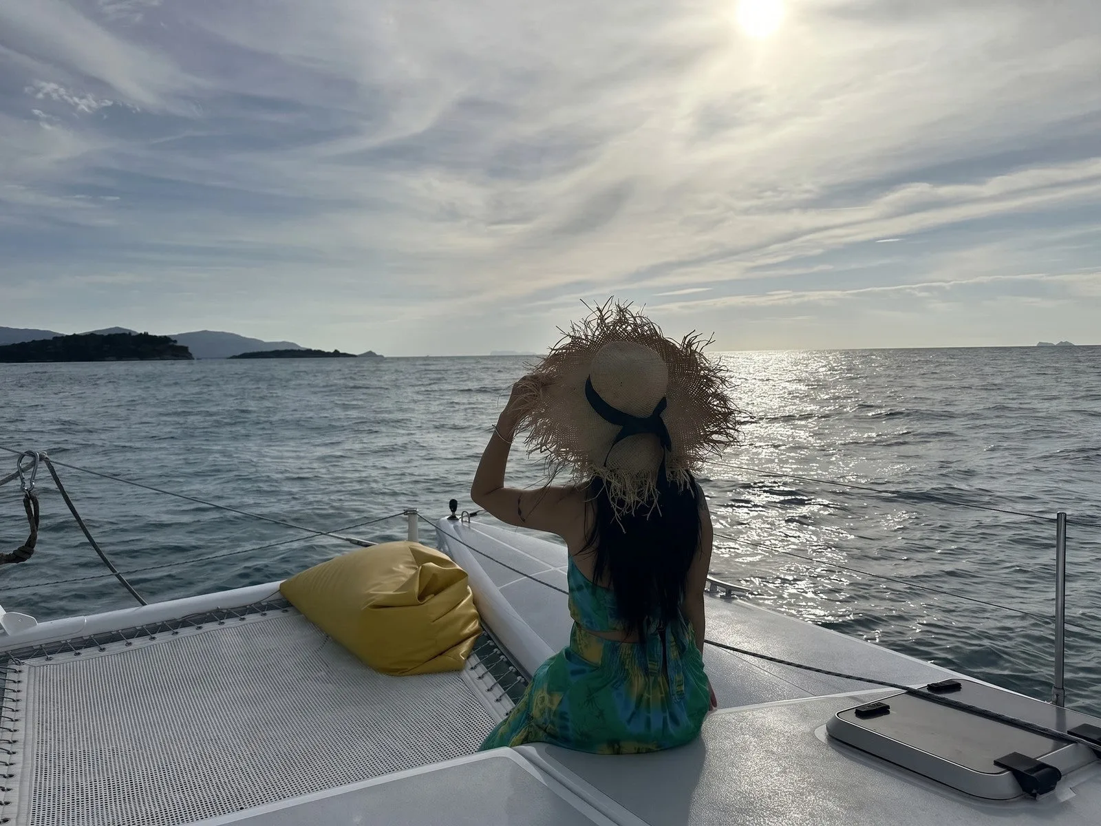 Noleggio privato di catamarano a Koh Samui da 37 piedi – ospite sulla prua del catamarano al tramonto