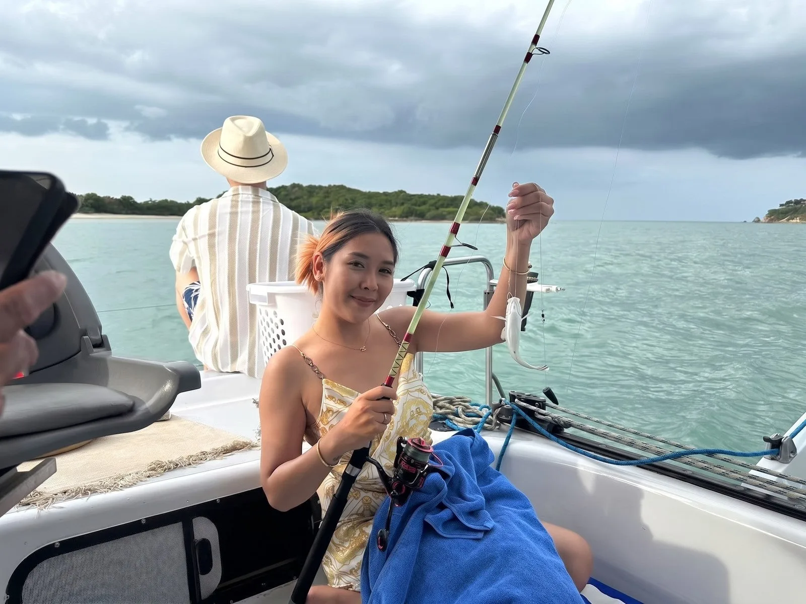 Tour privato di pesca di un giorno a Koh Samui – ospite che pesca dal catamarano