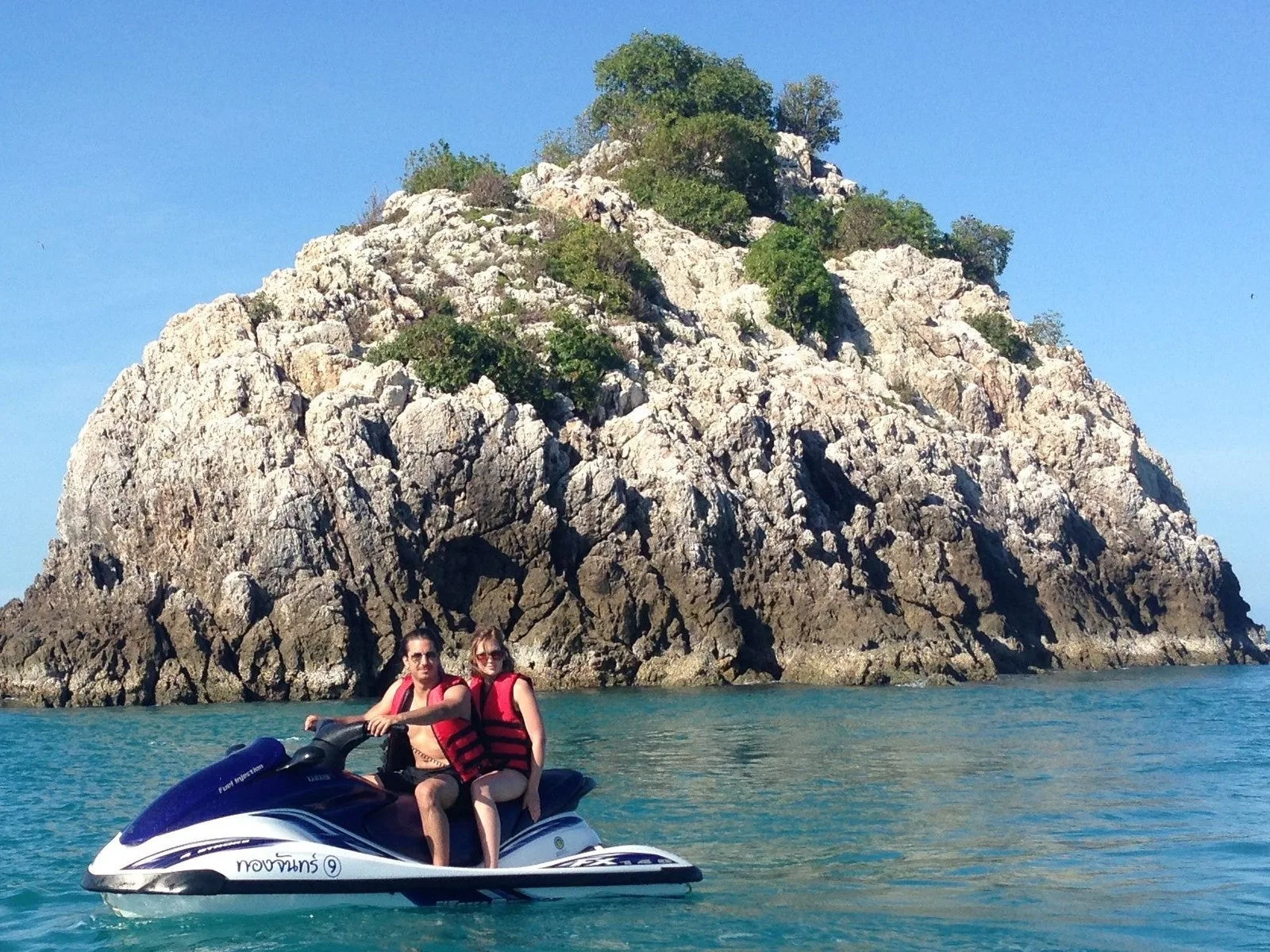 Water Sports Package 4 Koh Samui – couple on a jet ski in front of a rocky island